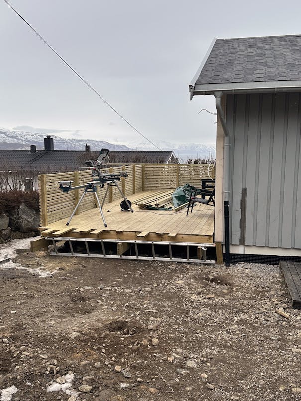 Overdækket terrasse med lounge og udekøkken Overdækket terrasse med lounge og udekøkken